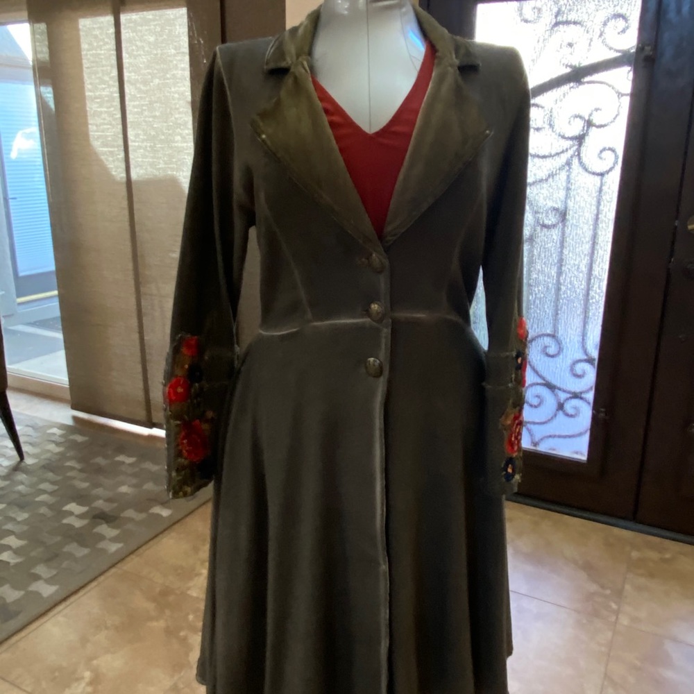 Arrata Silent Journey coat-embroidery, sequin.